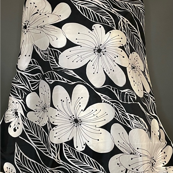 Vintage Vera Scarf Chic Black White Hibiscus Print 26 In Sq Very Good Condition - Picture 4 of 10